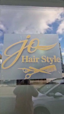 Jo Hair Style — Logo am Schaufenster in der Ludwigstraße